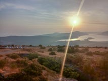 Scena di tramonto di autunno di una montagna e di un mare montenegro fotografie stock Scena di tramonto di autunno di una montagna e di un mare montenegro fotografie stock