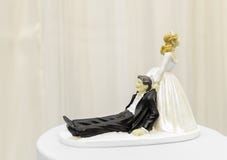 Scena di trascinamento del marito della sposa per la torta nunziale immagine stock libera da diritti Scena di trascinamento del marito della sposa per la torta nunziale immagine stock libera da diritti