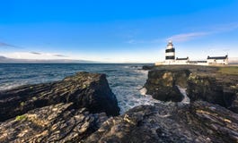 Sceniczna haczyk latarnia morska na niewygładzonych falezach z niebieskim niebem, kraj Wexford, Irlandia zdjęcia royalty free Sceniczna haczyk latarnia morska na niewygładzonych falezach z niebieskim niebem, kraj Wexford, Irlandia zdjęcia royalty free