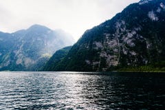 Sceniczny widok Konigssee w Bavaria mglisty dzień obrazy royalty free Sceniczny widok Konigssee w Bavaria mglisty dzień obrazy royalty free