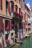 Scenisk sikt av venetian gammal byggnad, Venedig, Italien royaltyfri bild Scenisk sikt av venetian gammal byggnad, Venedig, Italien royaltyfri bild