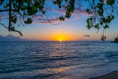 Scenisk solnedgång på den Negril Jamaica stranden Idyllisk romantisk tropisk inställning för karibisk ö arkivbilder Scenisk solnedgång på den Negril Jamaica stranden Idyllisk romantisk tropisk inställning för karibisk ö arkivbilder