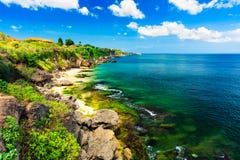 Sceniskt havslandskap, Bali Hög klippa på den tropiska Pantai stranden i Bali, Indonesien Tropisk natur av Bali, Indonesien royaltyfri fotografi Sceniskt havslandskap, Bali Hög klippa på den tropiska Pantai stranden i Bali, Indonesien Tropisk natur av Bali, Indonesien royaltyfri fotografi