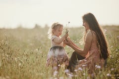 Sch?ne Mutter und ihre kleine Tochter drau?en nave Portr?t im Freien der gl?cklichen Familie Gl?ckliche Mutter ` s Tagesfreude lizenzfreie stockfotos Sch?ne Mutter und ihre kleine Tochter drau?en nave Portr?t im Freien der gl?cklichen Familie Gl?ckliche Mutter ` s Tagesfreude lizenzfreie stockfotos