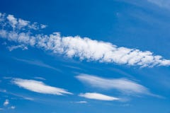 Sch?ner Himmel mit Wolken lizenzfreie stockfotos Sch?ner Himmel mit Wolken lizenzfreie stockfotos