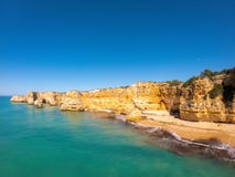 Sch?ner Strand Praia De Marinha Most in Lagoa, Algarve Portugal Vogelperspektive auf Klippen und K?ste von Atlantik lizenzfreies stockbild Sch?ner Strand Praia De Marinha Most in Lagoa, Algarve Portugal Vogelperspektive auf Klippen und K?ste von Atlantik lizenzfreies stockbild