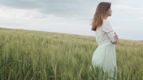 Sch?nes junges russisches M?dchen unter den hohen gr?nen ?hrchen des Weizens auf dem Gebiet Junge Frau, die Sommer, Harmonie mens stock video footage Sch?nes junges russisches M?dchen unter den hohen gr?nen ?hrchen des Weizens auf dem Gebiet Junge Frau, die Sommer, Harmonie mens stock video footage
