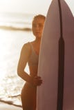 Sch?nes sexy Surferm?dchen auf dem Strand bei Sonnenuntergang stockfotografie Sch?nes sexy Surferm?dchen auf dem Strand bei Sonnenuntergang stockfotografie