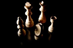 Schachfiguren lokalisiert auf schwarzem Hintergrund stockbild Schachfiguren lokalisiert auf schwarzem Hintergrund stockbild