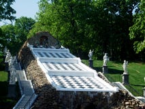schackspringbrunn och statyer i parkera av Peterhof arkivfoton schackspringbrunn och statyer i parkera av Peterhof arkivfoton