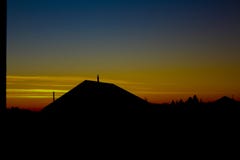 Schaduw van een huis in de zonsondergang stock afbeelding Schaduw van een huis in de zonsondergang stock afbeelding