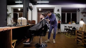 Schaffung der stilvollen Frisur im Friseursalon Friseur- und Manneskunde Ansicht des Innenraums stock video Schaffung der stilvollen Frisur im Friseursalon Friseur- und Manneskunde Ansicht des Innenraums stock video
