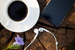 Schale des schwarzen Kaffees und des intelligenten Telefons auf hölzernem Hintergrund Lizenzfreies Stockfoto Schale des schwarzen Kaffees und des intelligenten Telefons auf hölzernem Hintergrund Lizenzfreies Stockfoto