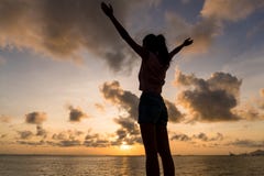Schattenbild der Frauenhand oben unter Sonnenuntergang stockbilder Schattenbild der Frauenhand oben unter Sonnenuntergang stockbilder