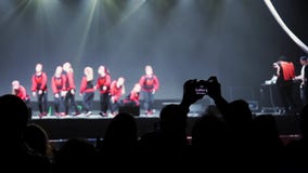 Schattenbild der Mannholdingkamera und nehmen Video der Tanzgruppe Leute stock video footage Schattenbild der Mannholdingkamera und nehmen Video der Tanzgruppe Leute stock video footage