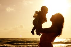 Schattenbild der Mutter und des Babys bei Sonnenuntergang stockbilder Schattenbild der Mutter und des Babys bei Sonnenuntergang stockbilder