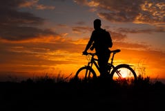 Schattenbild der Sportperson radfahrend auf die Wiese lizenzfreie stockfotografie Schattenbild der Sportperson radfahrend auf die Wiese lizenzfreie stockfotografie