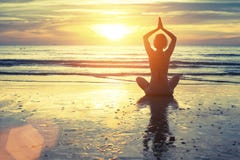 Schattenbild der Yogafrau meditierend auf dem Ozeanstrand Eignung lizenzfreie stockbilder Schattenbild der Yogafrau meditierend auf dem Ozeanstrand Eignung lizenzfreie stockbilder