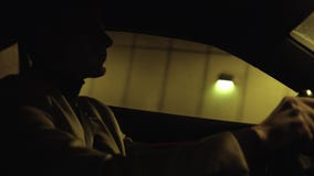 Schattenbild des jungen Geschäftsmannes Auto im Untertagetunnel fahrend stock footage Schattenbild des jungen Geschäftsmannes Auto im Untertagetunnel fahrend stock footage