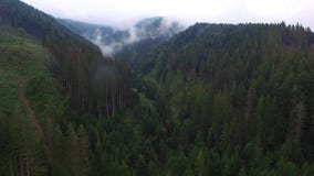 Schattenbild des kauernden Geschäftsmannes Fliegen über das Hochgebirge in den schönen Wolken Luftbildkameraschuß Lüften Sie Wolk stock video Schattenbild des kauernden Geschäftsmannes Fliegen über das Hochgebirge in den schönen Wolken Luftbildkameraschuß Lüften Sie Wolk stock video