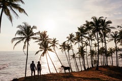 Schattenbild eines Paares in der Liebe auf dem Strand stockfotos Schattenbild eines Paares in der Liebe auf dem Strand stockfotos