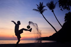 Schattenbild-Salven-Trittfußball auf dem Strand stockbild Schattenbild-Salven-Trittfußball auf dem Strand stockbild