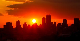 Schattenbild-Stadt-Sonnenuntergang in Johannesburg Südafrika lizenzfreie stockbilder Schattenbild-Stadt-Sonnenuntergang in Johannesburg Südafrika lizenzfreie stockbilder