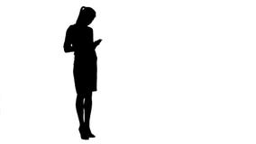 Schattenbild starker Sekretär, der Telefontextnachrichten sendet stock video footage Schattenbild starker Sekretär, der Telefontextnachrichten sendet stock video footage