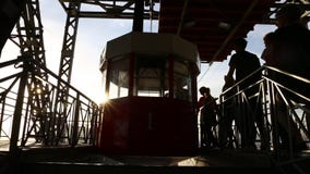 Schattenbild von den Leuten, die in einer Drahtseilbahn erhalten stock footage Schattenbild von den Leuten, die in einer Drahtseilbahn erhalten stock footage