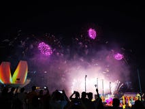 Schattenbilder von den Leuten, die ein Feuerwerk aufpassen Foto auf Lager lizenzfreie stockfotos Schattenbilder von den Leuten, die ein Feuerwerk aufpassen Foto auf Lager lizenzfreie stockfotos