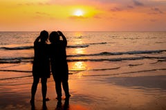 Schattenbildpaare auf dem Strandsonnenunterganghintergrund stockbilder Schattenbildpaare auf dem Strandsonnenunterganghintergrund stockbilder