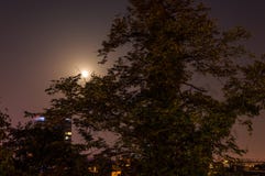 Schauen Sie auf Mond und nightsky über Zagreb lizenzfreies stockbild Schauen Sie auf Mond und nightsky über Zagreb lizenzfreies stockbild