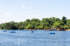 Schaufelnde Boote bei Serpentine River, Hyde Park lizenzfreie stockfotografie Schaufelnde Boote bei Serpentine River, Hyde Park lizenzfreie stockfotografie