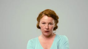 Schauspielerin beim Studiosprechen laut mit Ärger und Störung stock video footage Schauspielerin beim Studiosprechen laut mit Ärger und Störung stock video footage