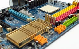 Scheda madre con la scanalatura precisa visibile del connettore del PCI, dissipatore di calore, scanalatura di memoria, incavo de fotografia stock libera da diritti Scheda madre con la scanalatura precisa visibile del connettore del PCI, dissipatore di calore, scanalatura di memoria, incavo de fotografia stock libera da diritti