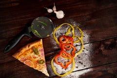 Scheibe von Pizzapepperonis auf Schulterblatt stockbilder Scheibe von Pizzapepperonis auf Schulterblatt stockbilder
