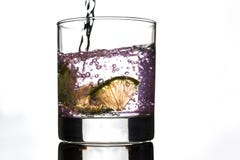 Scheiben der Zitrone in einem Glas Rosenwasser lizenzfreie stockfotos Scheiben der Zitrone in einem Glas Rosenwasser lizenzfreie stockfotos