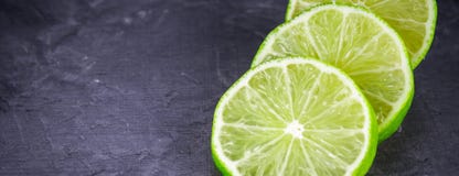 Scheiben des Kalkes auf einem grauen Marmorhintergrund Lizenzfreies Stockbild Scheiben des Kalkes auf einem grauen Marmorhintergrund Lizenzfreies Stockbild