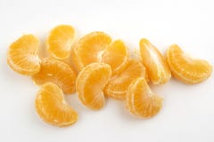 Scheiben von Tangerinen auf einem weißen Hintergrund lizenzfreies stockbild Scheiben von Tangerinen auf einem weißen Hintergrund lizenzfreies stockbild