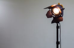Scheinwerfer mit Halogenbirne und Fresnellinse Lichttechnische Ausrüstung für Studio Fotografie oder Videography stockfotos Scheinwerfer mit Halogenbirne und Fresnellinse Lichttechnische Ausrüstung für Studio Fotografie oder Videography stockfotos