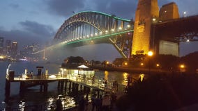 Schemering op Sydney Harbour Bridge op de fonkelende en oorspronkelijke wateren van Sydney Harbour in Sydney, NSW, Australië royalty-vrije stock fotografie Schemering op Sydney Harbour Bridge op de fonkelende en oorspronkelijke wateren van Sydney Harbour in Sydney, NSW, Australië royalty-vrije stock fotografie