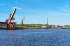 Schepen en opheffende kranen bij de Jachthaven in Ventspils Royalty-vrije Stock Afbeelding Schepen en opheffende kranen bij de Jachthaven in Ventspils Royalty-vrije Stock Afbeelding