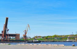 Schepen en opheffende kranen bij Jachthaven in Ventspils Royalty-vrije Stock Afbeeldingen Schepen en opheffende kranen bij Jachthaven in Ventspils Royalty-vrije Stock Afbeeldingen