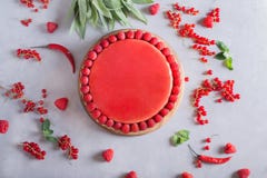 Scherp, pastei, cake met op gelei gezette en verse framboos op de lichte concrete achtergrond Stock Afbeelding Scherp, pastei, cake met op gelei gezette en verse framboos op de lichte concrete achtergrond Stock Afbeelding