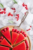 Scherp, pastei, cake met op gelei gezette en verse framboos op de lichte concrete achtergrond Royalty-vrije Stock Fotografie Scherp, pastei, cake met op gelei gezette en verse framboos op de lichte concrete achtergrond Royalty-vrije Stock Fotografie