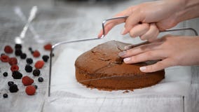 Scherpe Cake op Lagen Het maken van de Cake van de Chocoladelaag reeks stock footage Scherpe Cake op Lagen Het maken van de Cake van de Chocoladelaag reeks stock footage