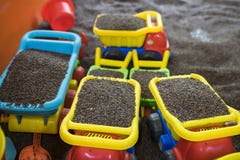 Scherzen Sie bunte Spielwaren mit Mann gemachtem sicherem Sand von Kassie tora Samen Lizenzfreie Stockbilder Scherzen Sie bunte Spielwaren mit Mann gemachtem sicherem Sand von Kassie tora Samen Lizenzfreie Stockbilder
