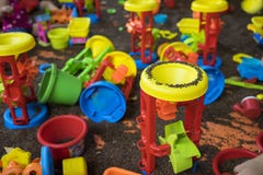 Scherzen Sie bunte Spielwaren mit Mann gemachtem sicherem Sand von Kassie tora Samen Stockfotografie Scherzen Sie bunte Spielwaren mit Mann gemachtem sicherem Sand von Kassie tora Samen Stockfotografie