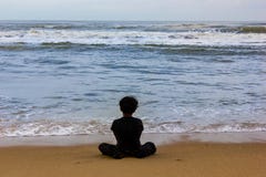 Scherzi la seduta isolata su una vista della spiaggia da dietro, sul concetto di solitudine e da solo fotografie stock libere da diritti Scherzi la seduta isolata su una vista della spiaggia da dietro, sul concetto di solitudine e da solo fotografie stock libere da diritti