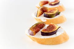 Schieben Sie Bruschetta mit Feige und Ziegenkäse auf weißem Hintergrund ein Lizenzfreies Stockfoto Schieben Sie Bruschetta mit Feige und Ziegenkäse auf weißem Hintergrund ein Lizenzfreies Stockfoto